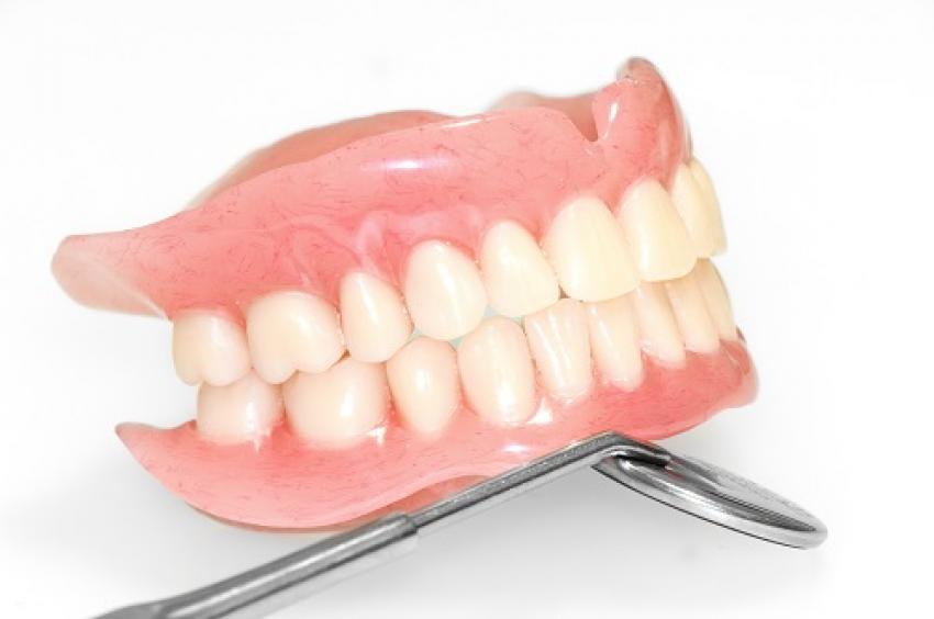 Зубные протезы против зубных мостов и имплантатов