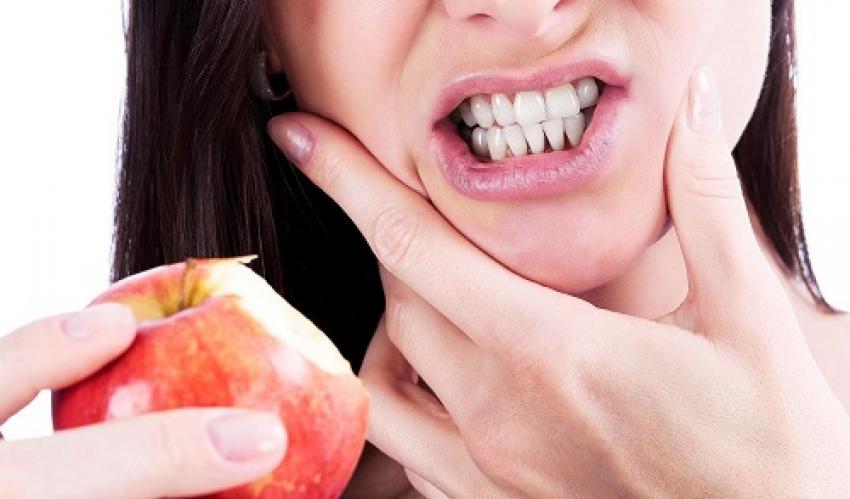 Что вызывает чувствительность зубов?