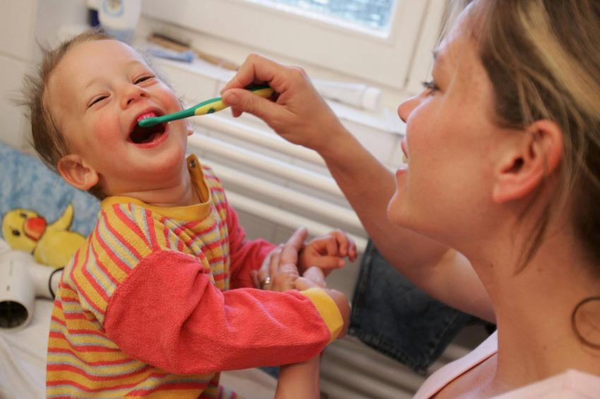 Как увлечь ребенка во время чистки зубов